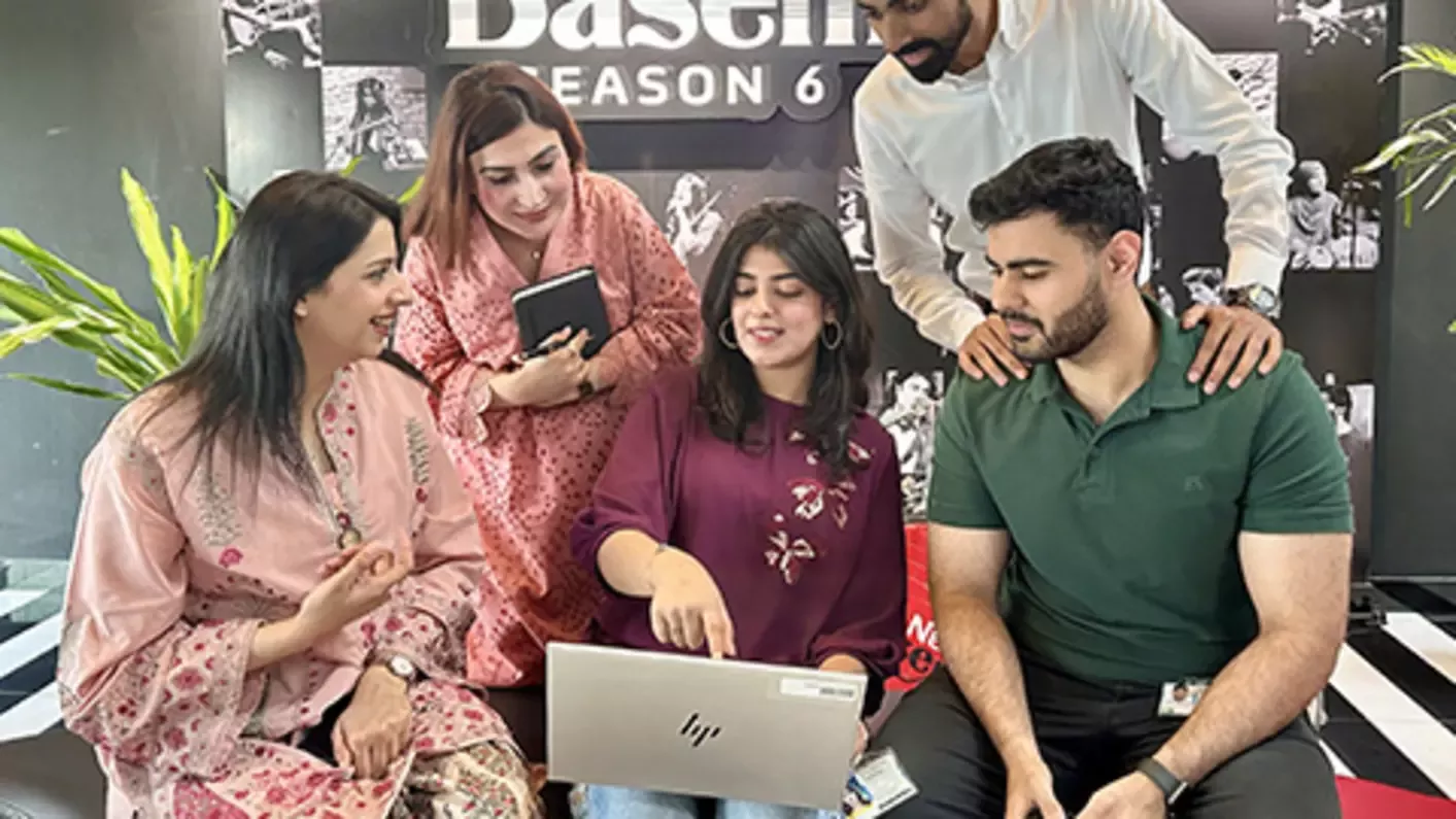 students are looking on the laptop